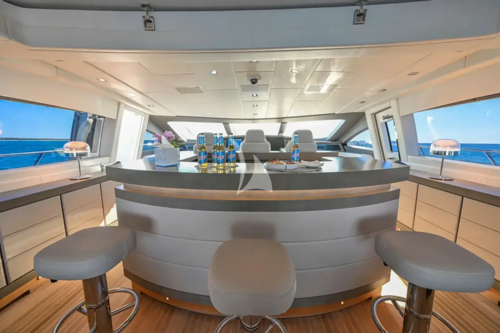 TOTAL - Main Salon Bar