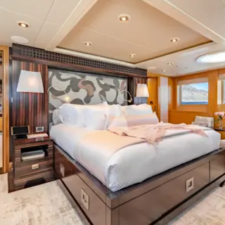 HH NOVERRA - Master Looking Aft 