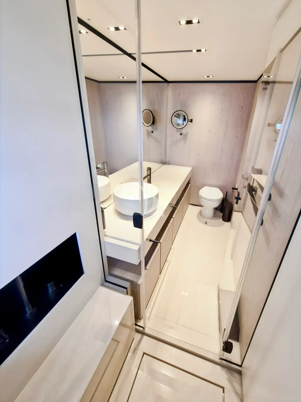 UPSTREAM - VIP BATHROOM