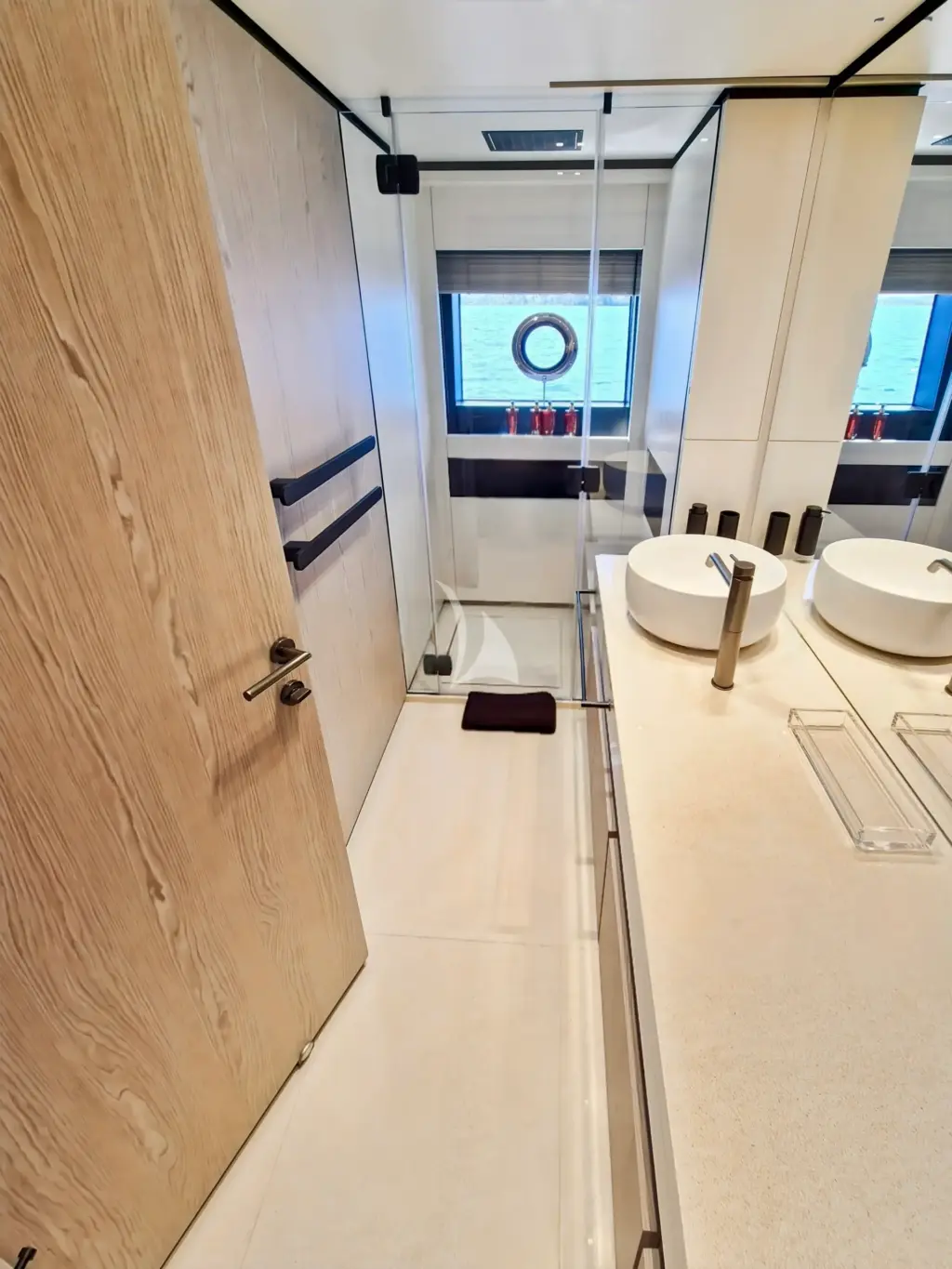 UPSTREAM - VIP BATHROOM