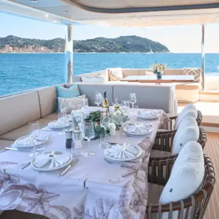 ATRAVERSIA - Flybridge dining area