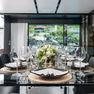 TASTY WAVES - Main Salon Dining 