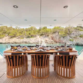 WHITE PEARL I - Aft dining table