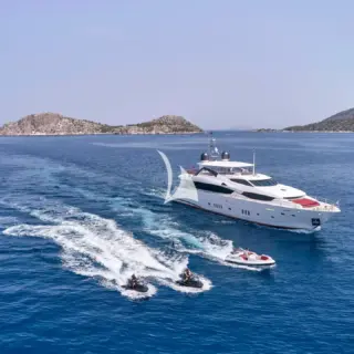 WHITE PEARL I - Cruising with jetskis