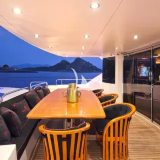 WHITE PEARL I - Aft table