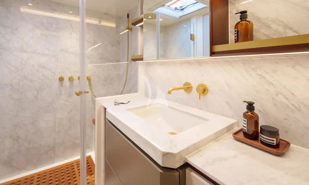 BADE - Image of a similar catamaran (guest cabin)