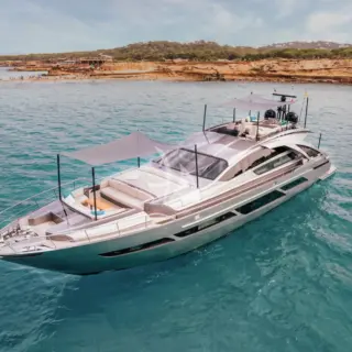 BALOO III - Forward Lounging area with shade cover