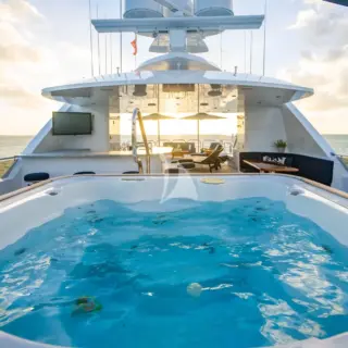 AQUASITION - Jacuzzi on flybridge