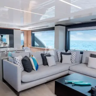 DARK HORSE - Main Salon