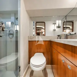 LEGACY - Queen cabin forward en suite