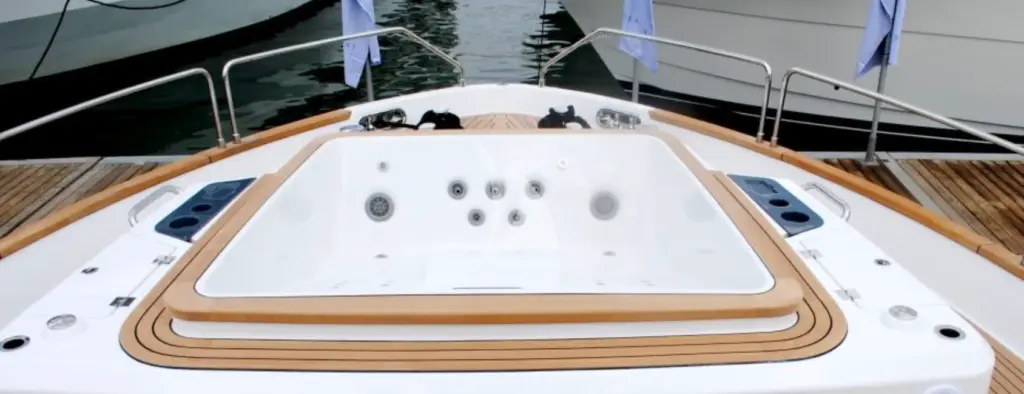 HUMILITAS II - Jacuzzi on fore deck