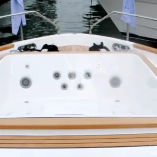 HUMILITAS II - Jacuzzi on fore deck