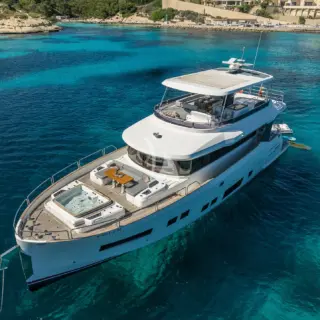 HUMILITAS II - At anchor