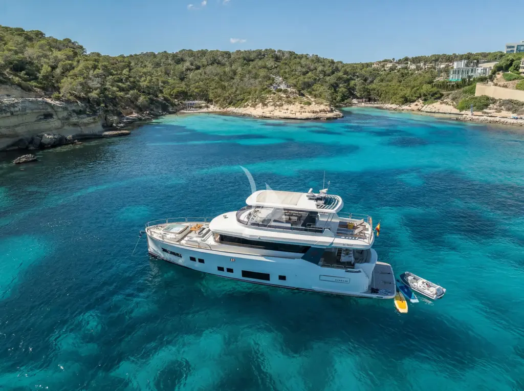 HUMILITAS II - At Anchor