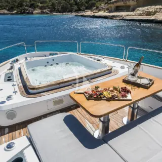 HUMILITAS II - Foredeck Jacuzzi Area