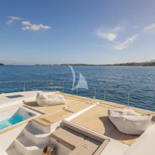 ARIVA - Fore deck seating area
