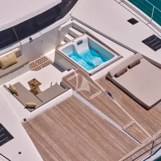 ARIVA - Fore deck seating, sunbathing pad and jacuzzi