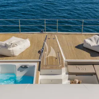 ARIVA - Fore deck seating area with Jacuzzi