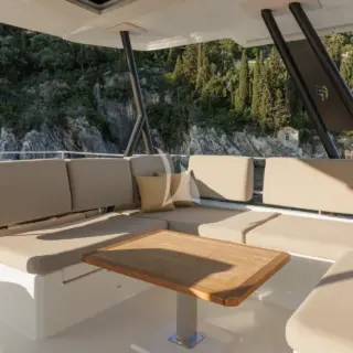 ARIVA - Fly bridge seating area
