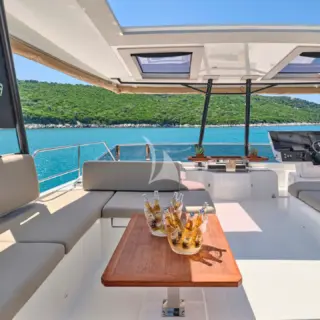 ARIVA - Fly bridge seating area