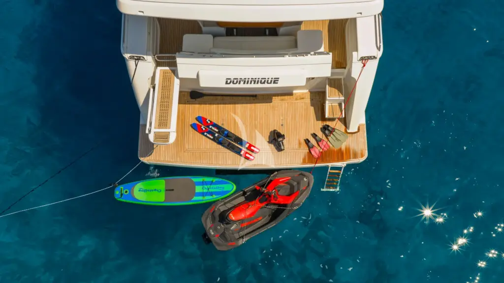 DOMINIQUE - Water toys