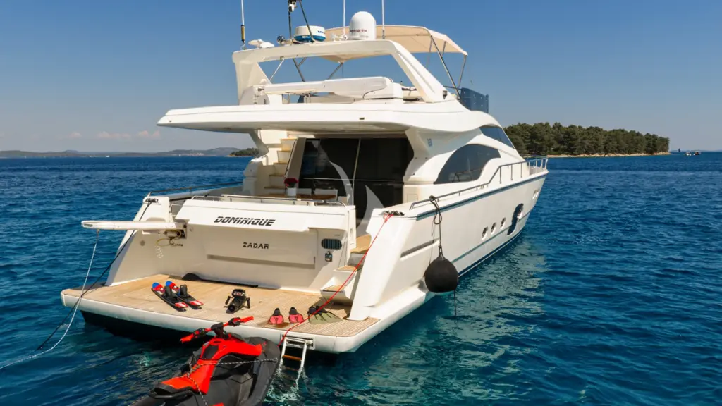 DOMINIQUE - Stern with toys