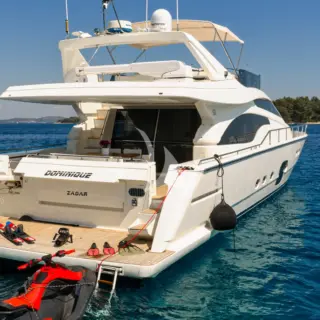 DOMINIQUE - Stern with toys