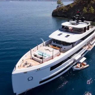 AQUARIUS - At anchor