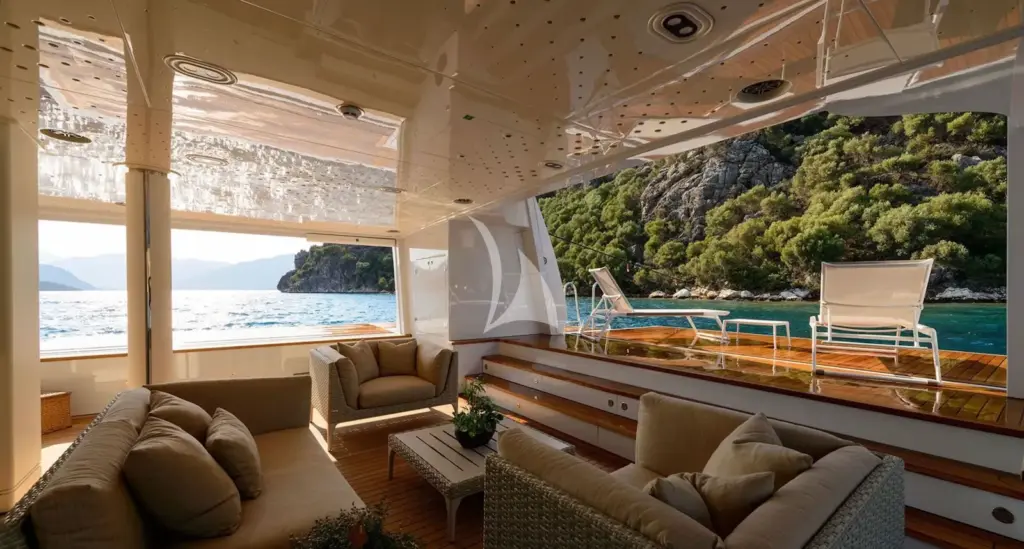 AQUARIUS - Expansive beach club with 3 opening sides