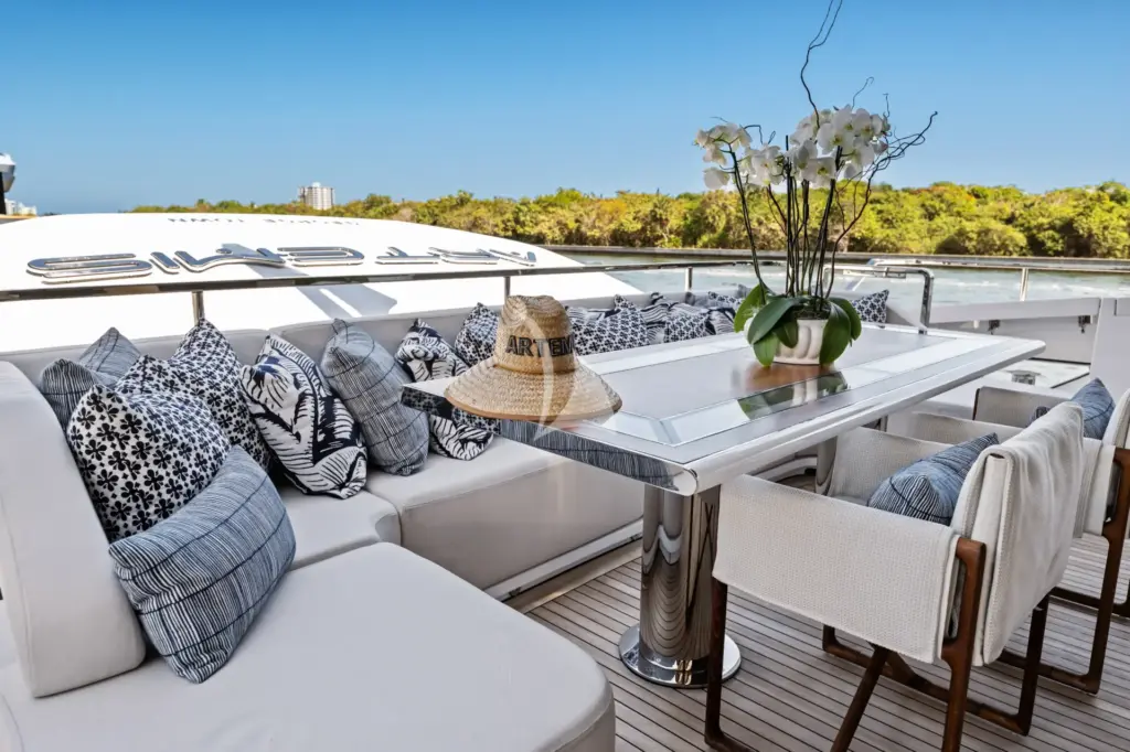 ARTEMIS - Aft Deck Seating