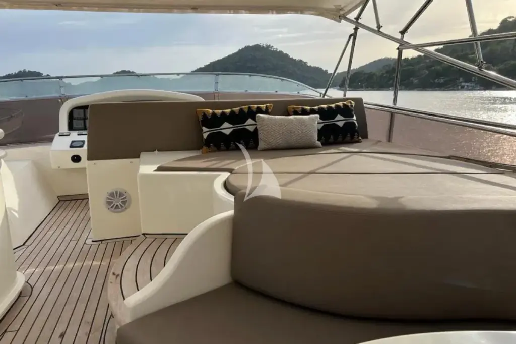 MAGIC SIX - FLYBRIDGE