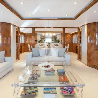 LADY G II - Main salon