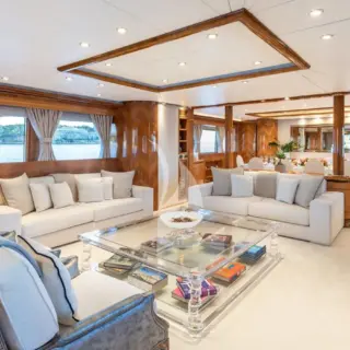 LADY G II - Main salon