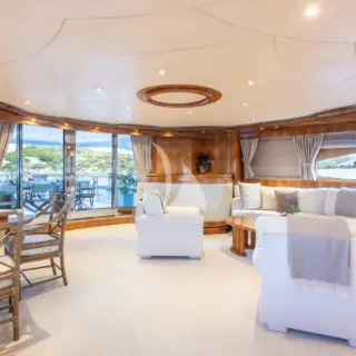 LADY G II - Upper deck salon