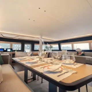 REVA NUI - Comfortable dinning table