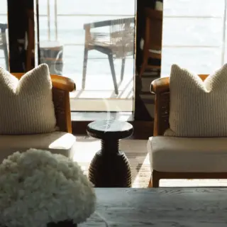 THUNDER - Main Saloon