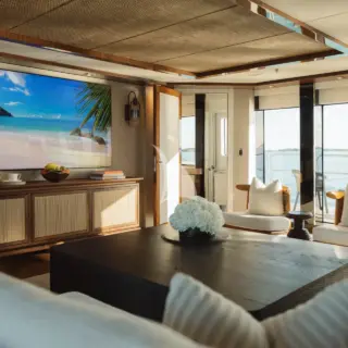 THUNDER - Main Saloon