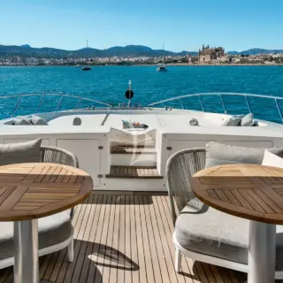 MRS GREY - foredeck seating