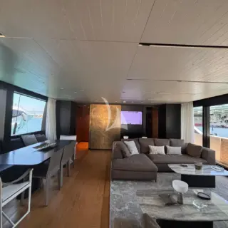 PIOLA - Interior salon and dining area