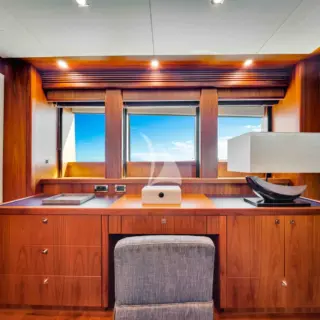 NATURAL 9 - Master Stateroom - Office