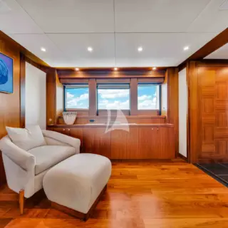 NATURAL 9 - Master Stateroom - seating area
