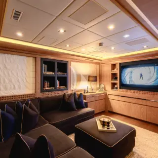 ROYALE X - Cinema/Media room