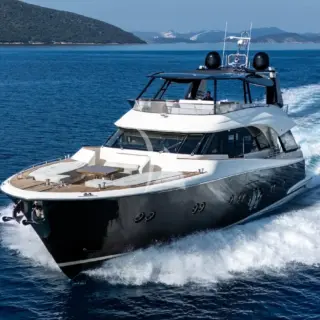 BELLA LUNA - View of bow underway