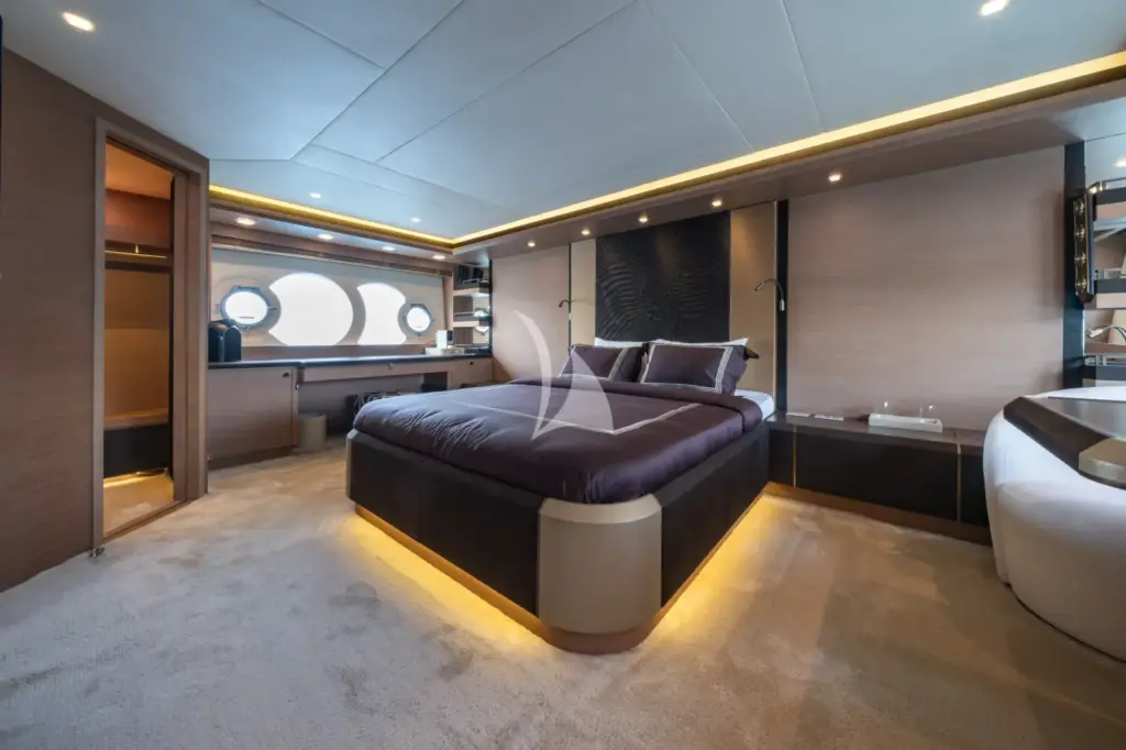 BELLA LUNA - Master stateroom is full beam