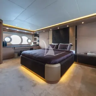 BELLA LUNA - Master stateroom is full beam