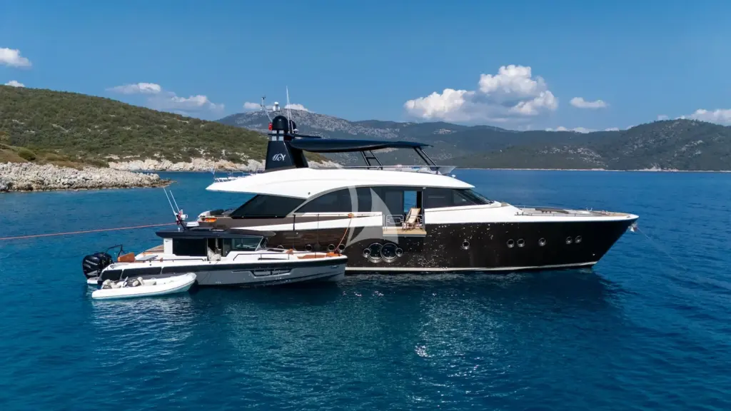 BELLA LUNA - At anchor with tender