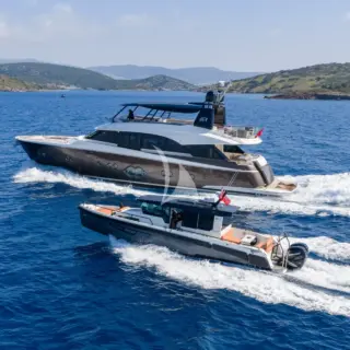 BELLA LUNA - Underway with tender