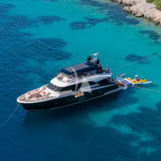 BELLA LUNA - At anchor