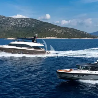 BELLA LUNA - Underway with tender
