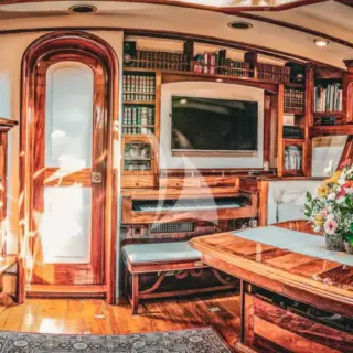 WHITEFIN - Main Salon